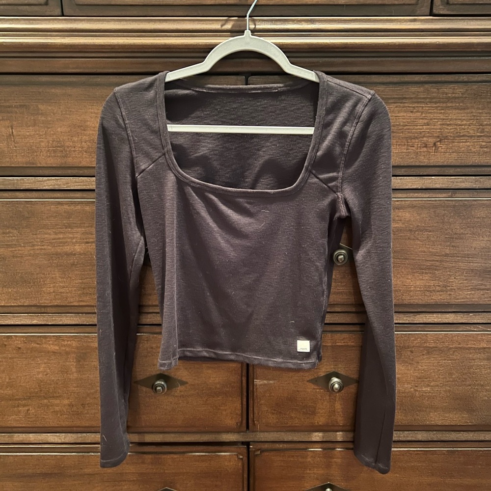 Vuori Gray Fitted Crop Long Sleeve Top